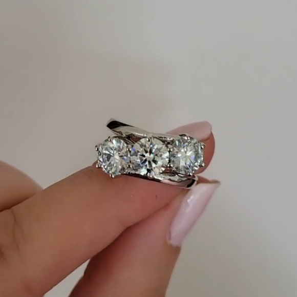 New 3ct Beautiful Moissanite Diamond Ring - Picture 4 of 10